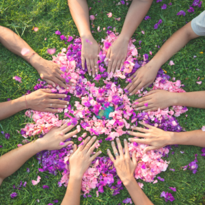 Mains de femmes en cercle sur des pétales de fleurs