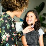 Une mère fait sentir un flacon d'huile essentielle à sa fille